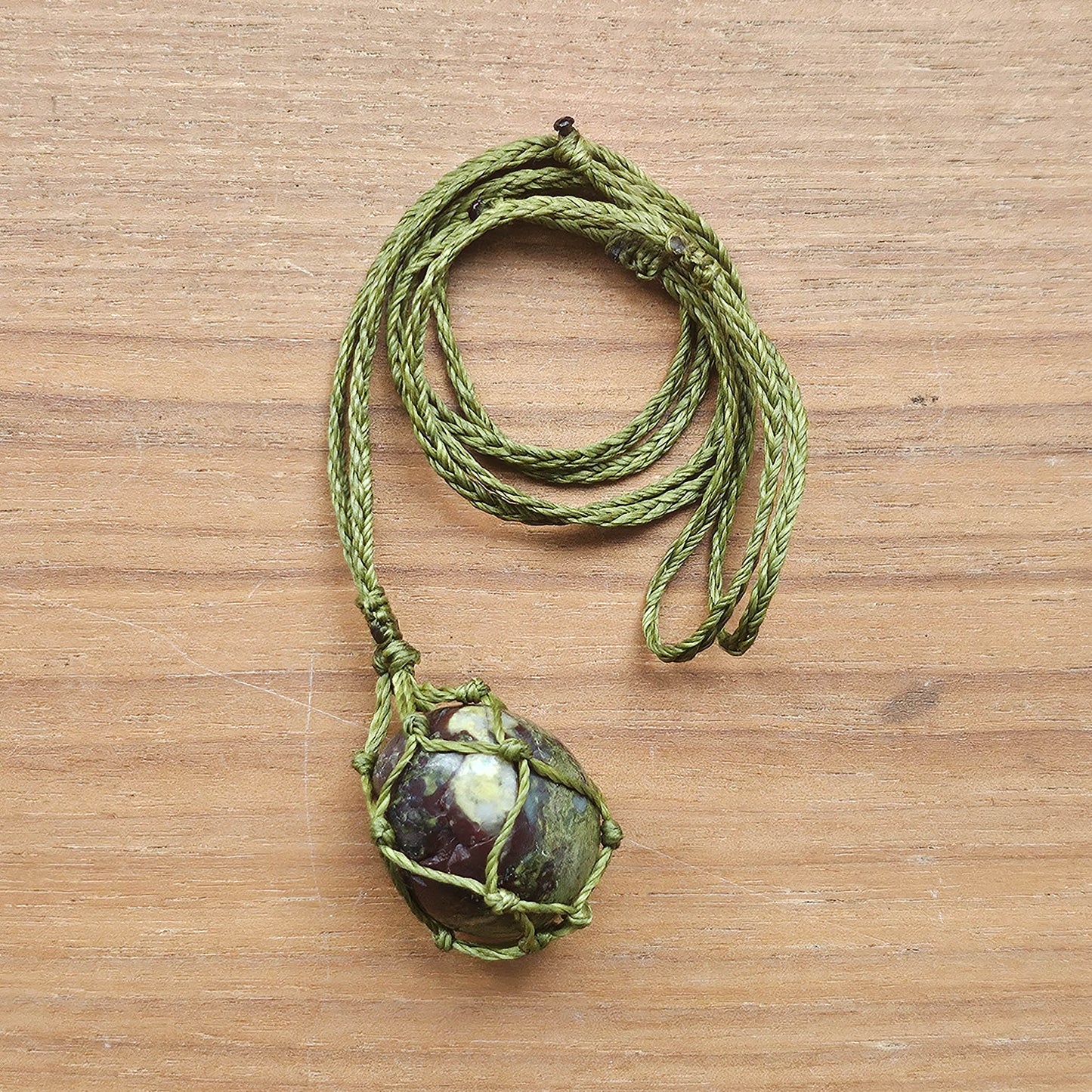 [隨機出貨] 龍血石 Dragon's Blood Jasper（滾石）