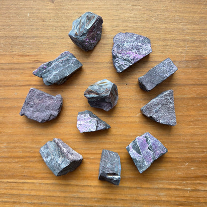 [隨機出貨] 鐵舒俱來 Iron Sugilite（不規則原石）