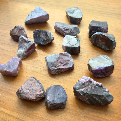 [隨機出貨] 鐵舒俱來 Iron Sugilite（不規則原石）
